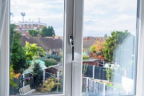Tranquil Walsall Retreat - 4 Bedrooms