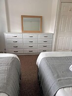 Tranquil Walsall Retreat - 4 Bedrooms