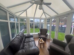 Tranquil Walsall Retreat - 4 Bedrooms