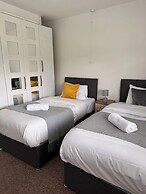 Tranquil Walsall Retreat - 4 Bedrooms