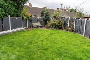 Tranquil Walsall Retreat - 4 Bedrooms