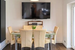 Tranquil Walsall Retreat - 4 Bedrooms