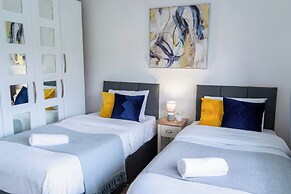 Tranquil Walsall Retreat - 4 Bedrooms