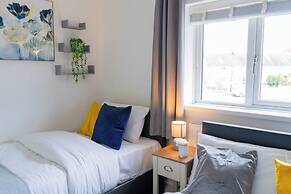 Tranquil Walsall Retreat - 4 Bedrooms
