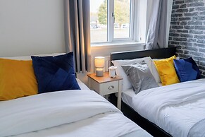Tranquil Walsall Retreat - 4 Bedrooms