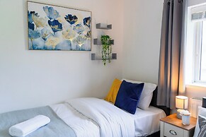 Tranquil Walsall Retreat - 4 Bedrooms