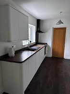 Tranquil Walsall Retreat - 4 Bedrooms