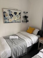 Tranquil Walsall Retreat - 4 Bedrooms