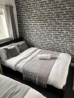 Tranquil Walsall Retreat - 4 Bedrooms