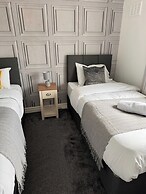 Tranquil Walsall Retreat - 4 Bedrooms