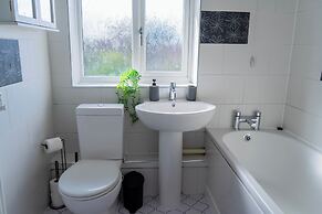 Tranquil Walsall Retreat - 4 Bedrooms