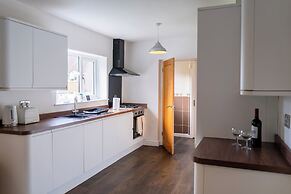 Tranquil Walsall Retreat - 4 Bedrooms