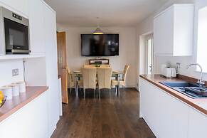 Tranquil Walsall Retreat - 4 Bedrooms