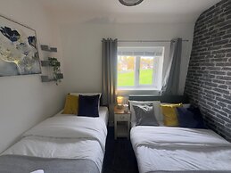 Tranquil Walsall Retreat - 4 Bedrooms