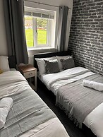 Tranquil Walsall Retreat - 4 Bedrooms