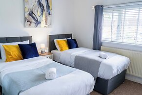 Tranquil Walsall Retreat - 4 Bedrooms