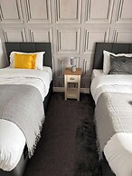 Tranquil Walsall Retreat - 4 Bedrooms