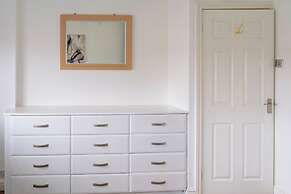 Tranquil Walsall Retreat - 4 Bedrooms