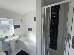 Tranquil Walsall Retreat - 4 Bedrooms