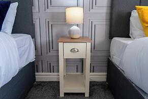 Tranquil Walsall Retreat - 4 Bedrooms
