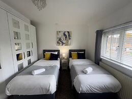 Tranquil Walsall Retreat - 4 Bedrooms