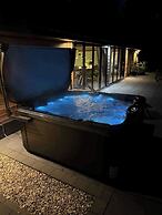 Cedar Barn Getaway, 3 Bed, Sleeps 6, Parking