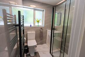 House - Sleeps 8 - Parking - Garden