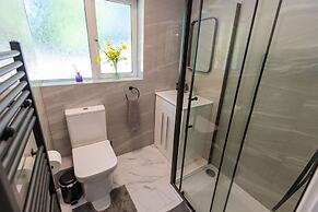 House - Sleeps 8 - Parking - Garden