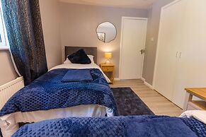 House - Sleeps 8 - Parking - Garden