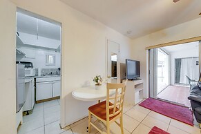 Studio w/ Pool Access, 3 Mi to Hard Rock Stadium!