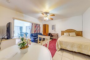 Studio w/ Pool Access, 3 Mi to Hard Rock Stadium!