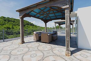 Oceanview Apartment with Rooftop