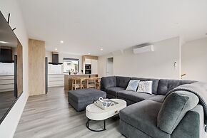 Group and Family Friendly - 3 Bedroom Townhouse with Garage