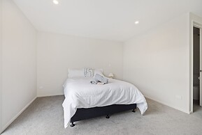 Group and Family Friendly - 3 Bedroom Townhouse with Garage