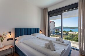Villa Yana with Pool and Sea View