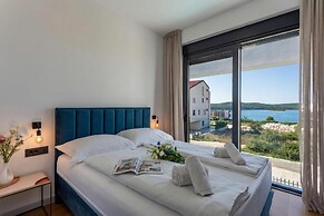 Villa Yana with Pool and Sea View