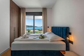 Villa Yana with Pool and Sea View