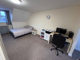 Sleeps8-familyfriendly-freeparking-30mintoheathrow