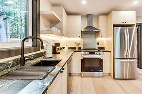Hike, Ski & Explore: Serene Danbury Cabin w/ Sauna