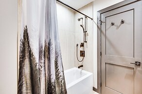 Hike, Ski & Explore: Serene Danbury Cabin w/ Sauna