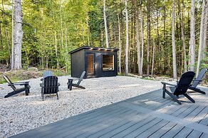 Hike, Ski & Explore: Serene Danbury Cabin w/ Sauna
