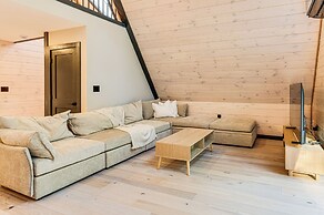 Hike, Ski & Explore: Serene Danbury Cabin w/ Sauna