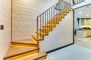 Hike, Ski & Explore: Serene Danbury Cabin w/ Sauna