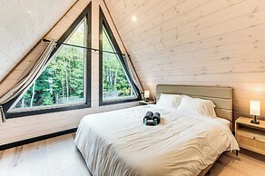 Hike, Ski & Explore: Serene Danbury Cabin w/ Sauna