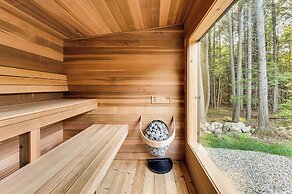 Hike, Ski & Explore: Serene Danbury Cabin w/ Sauna