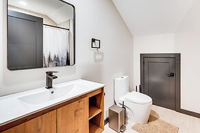 Hike, Ski & Explore: Serene Danbury Cabin w/ Sauna
