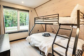 Hike, Ski & Explore: Serene Danbury Cabin w/ Sauna