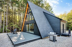 Hike, Ski & Explore: Serene Danbury Cabin w/ Sauna