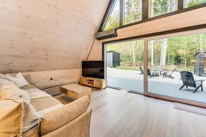 Hike, Ski & Explore: Serene Danbury Cabin w/ Sauna