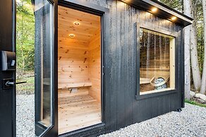 Hike, Ski & Explore: Serene Danbury Cabin w/ Sauna
